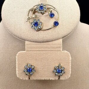 Vintage Floral Blue Rhinestones Gold Tone Brooch & Screwback Earrings Set